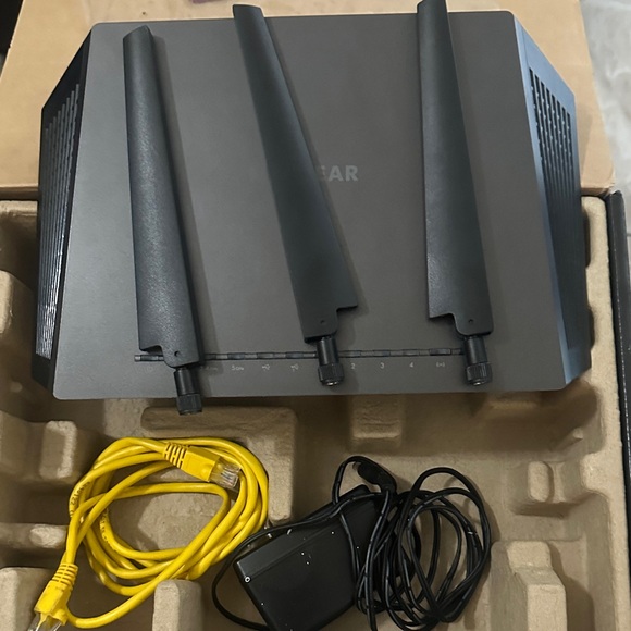 NETGEAR Nighthawk AC1900 WiFi Router - Black - Picture 4 of 7